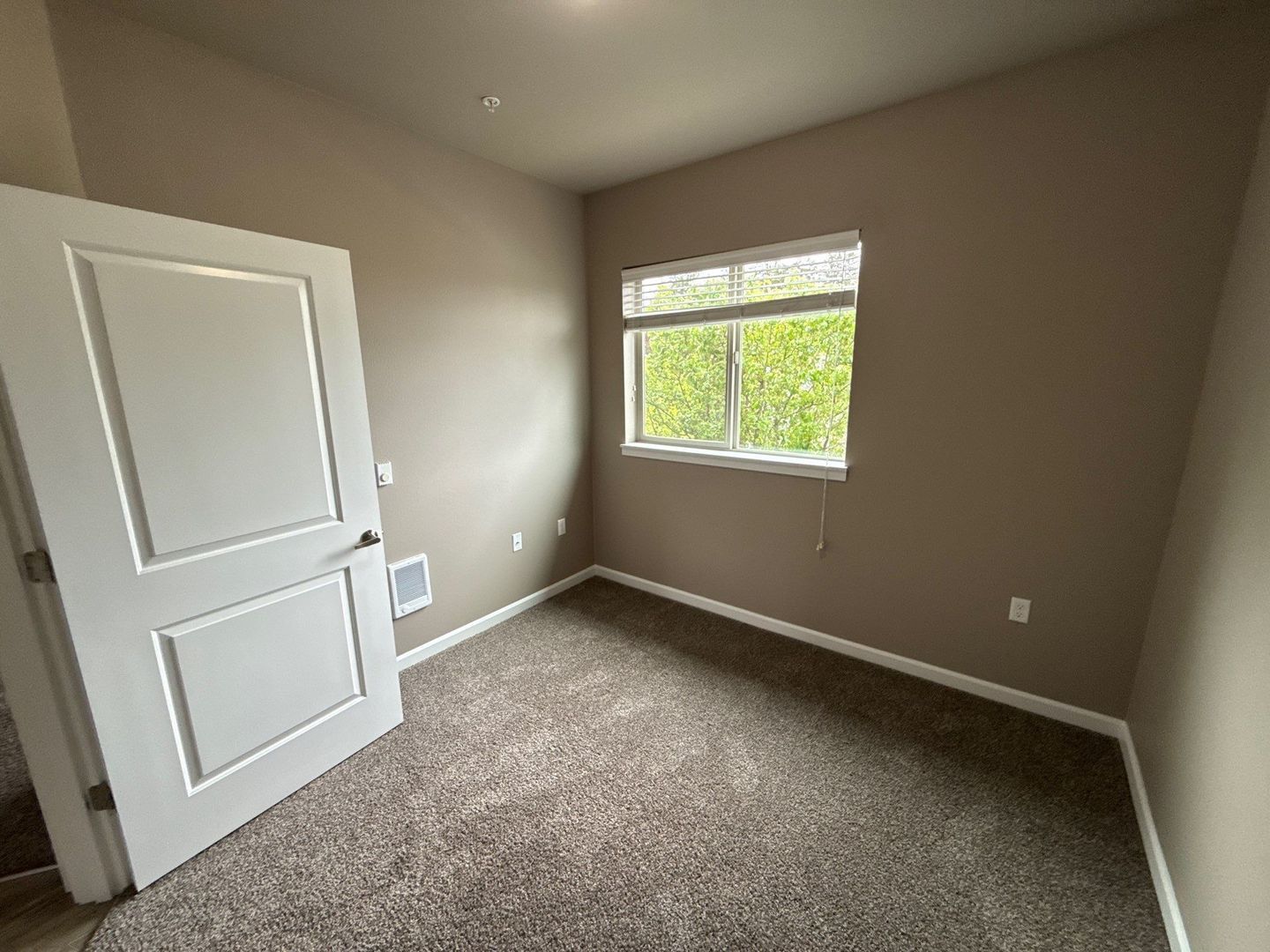 $99 Move-In & $1,400 Special | 3rd Floor 2BR/2BA NE Salem | AC | AVAILABLE NOW! property image