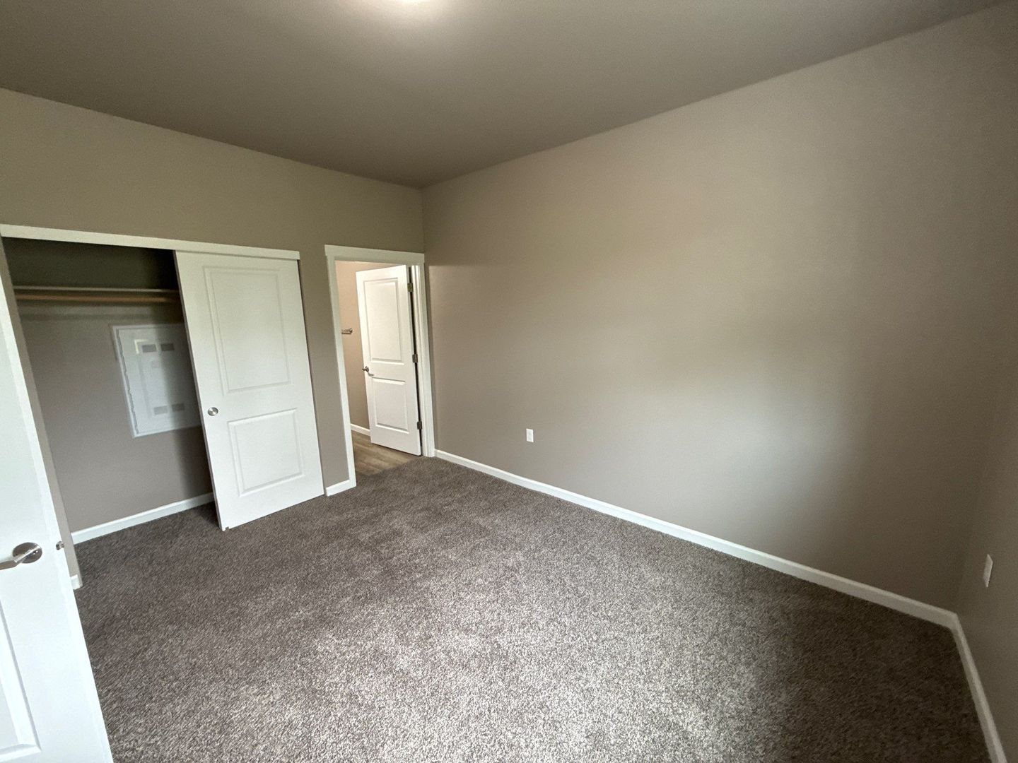 $99 Move-In & $1,400 Special | 3rd Floor 2BR/2BA NE Salem | AC | AVAILABLE NOW! property image