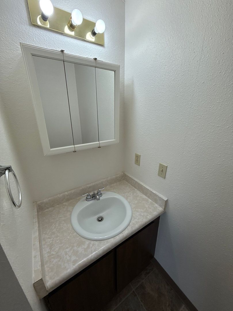 Corvallis Studio 1 Bath, Second Floor Unit, $70 Flat Fee for ALL Utilities AVAILABLE NOW! property image