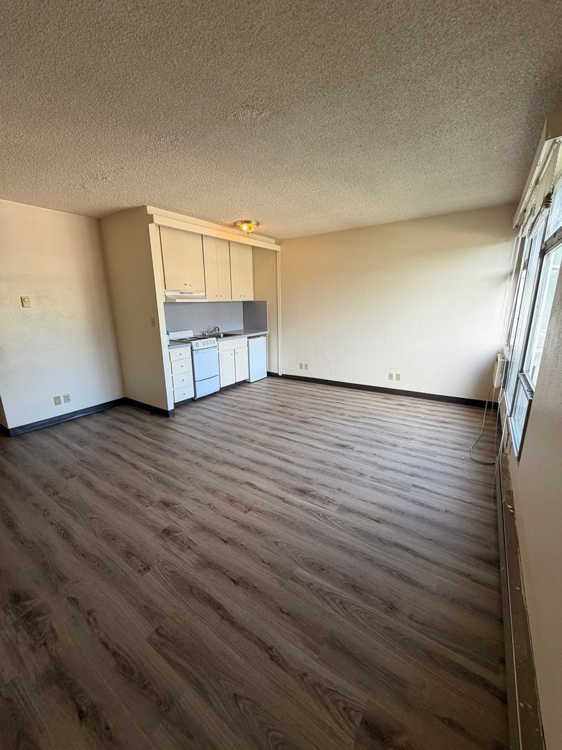 Eugene Studio, 1 Bath, Condo Pet Friendly, AVAILABLE NOW! property image