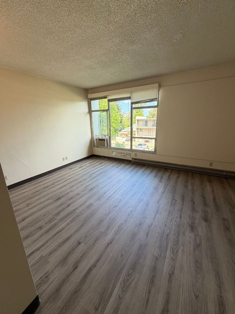 Eugene Studio, 1 Bath, Condo Pet Friendly, AVAILABLE NOW! property image