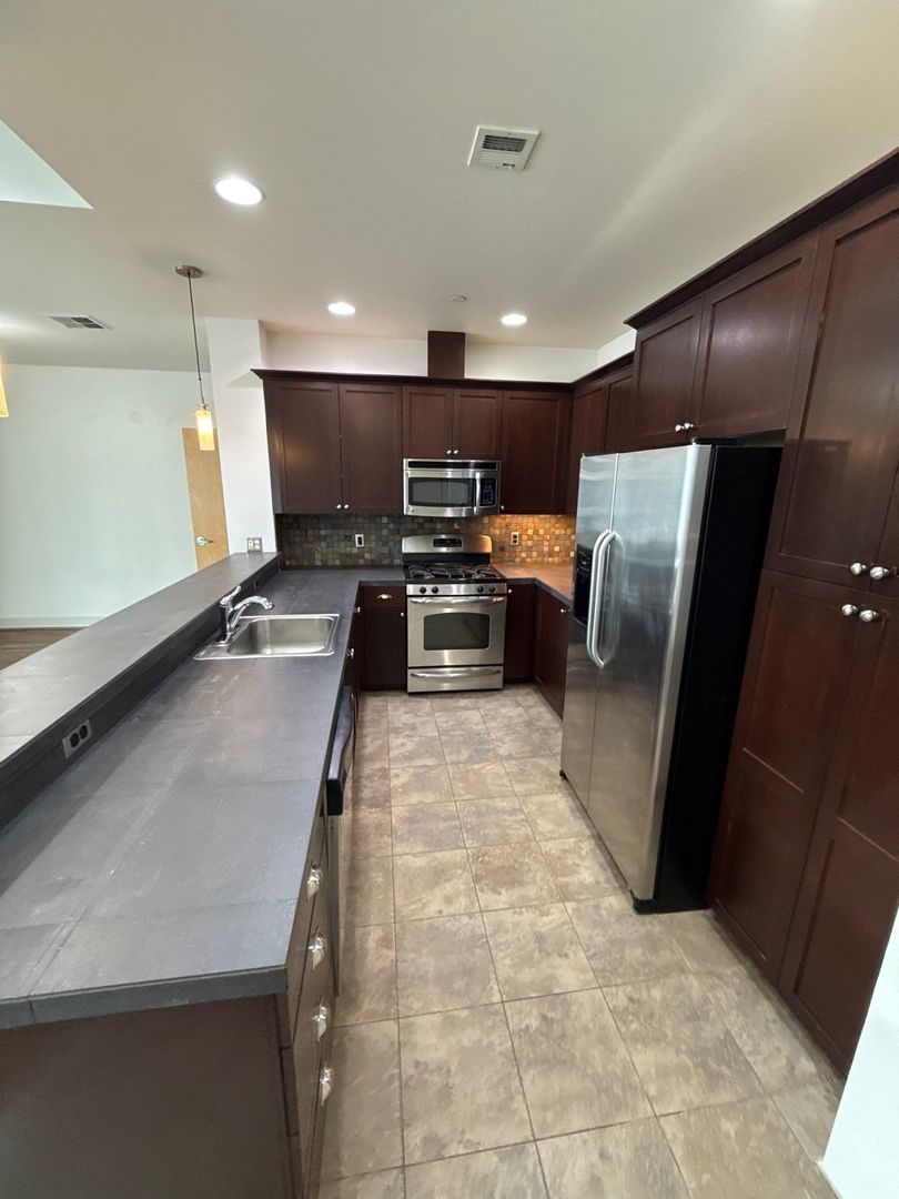 $1,395 First 3 Months Downtown Salem, Alcove Studio, 1 Bath, w/Washer & Dryer in Unit, CALL TO SCHEDULE A VIEWING, AVAILABLE NOW! property image