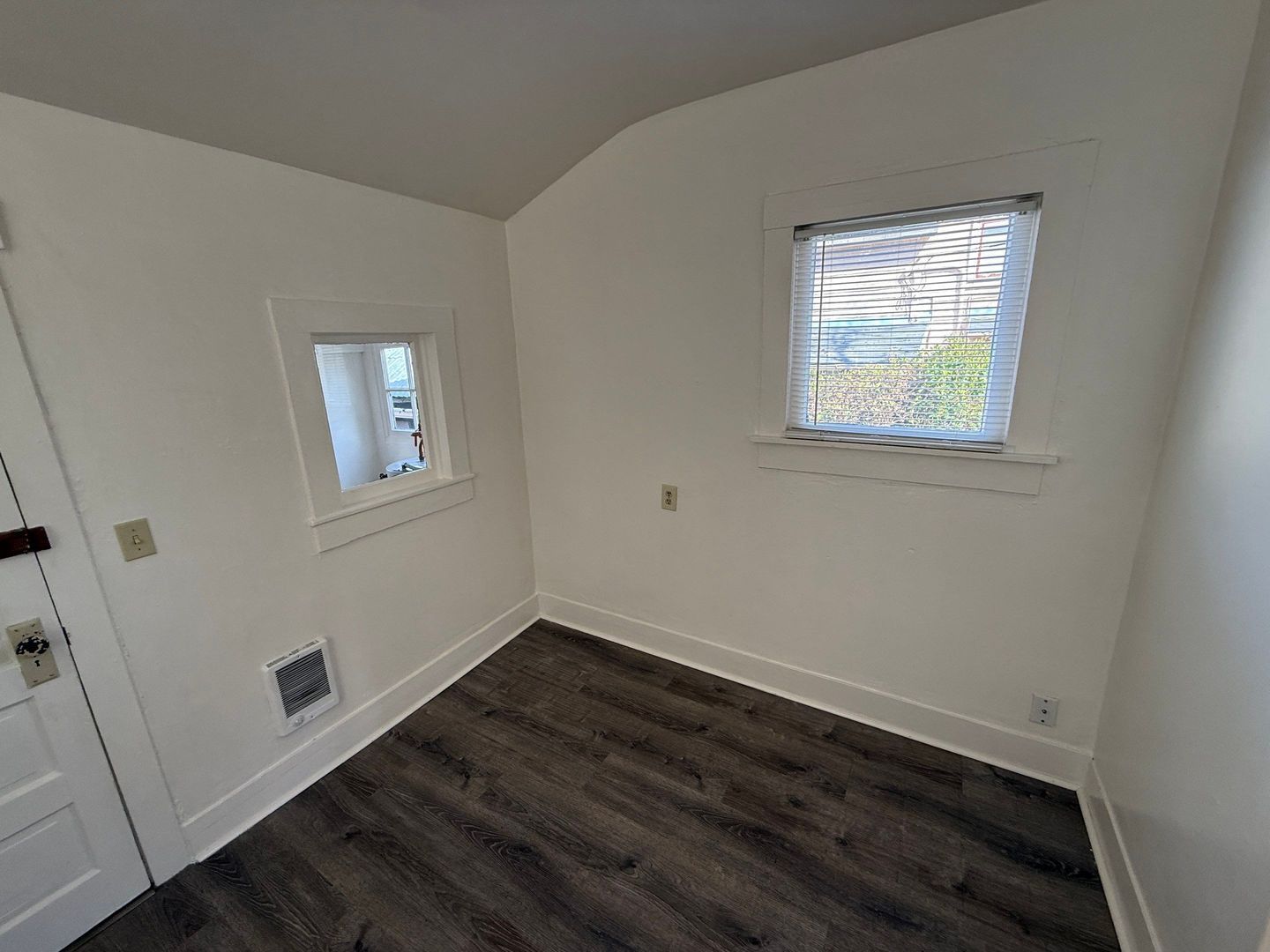 1/1 Historical Home in Oregon City, W/D Connections, Shed and Yard, AVAILABLE NOW! property image