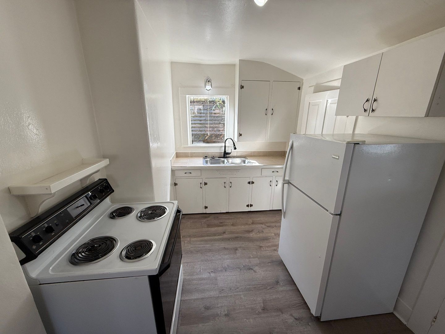 1/1 Historical Home in Oregon City, W/D Connections, Shed and Yard, AVAILABLE NOW! property image