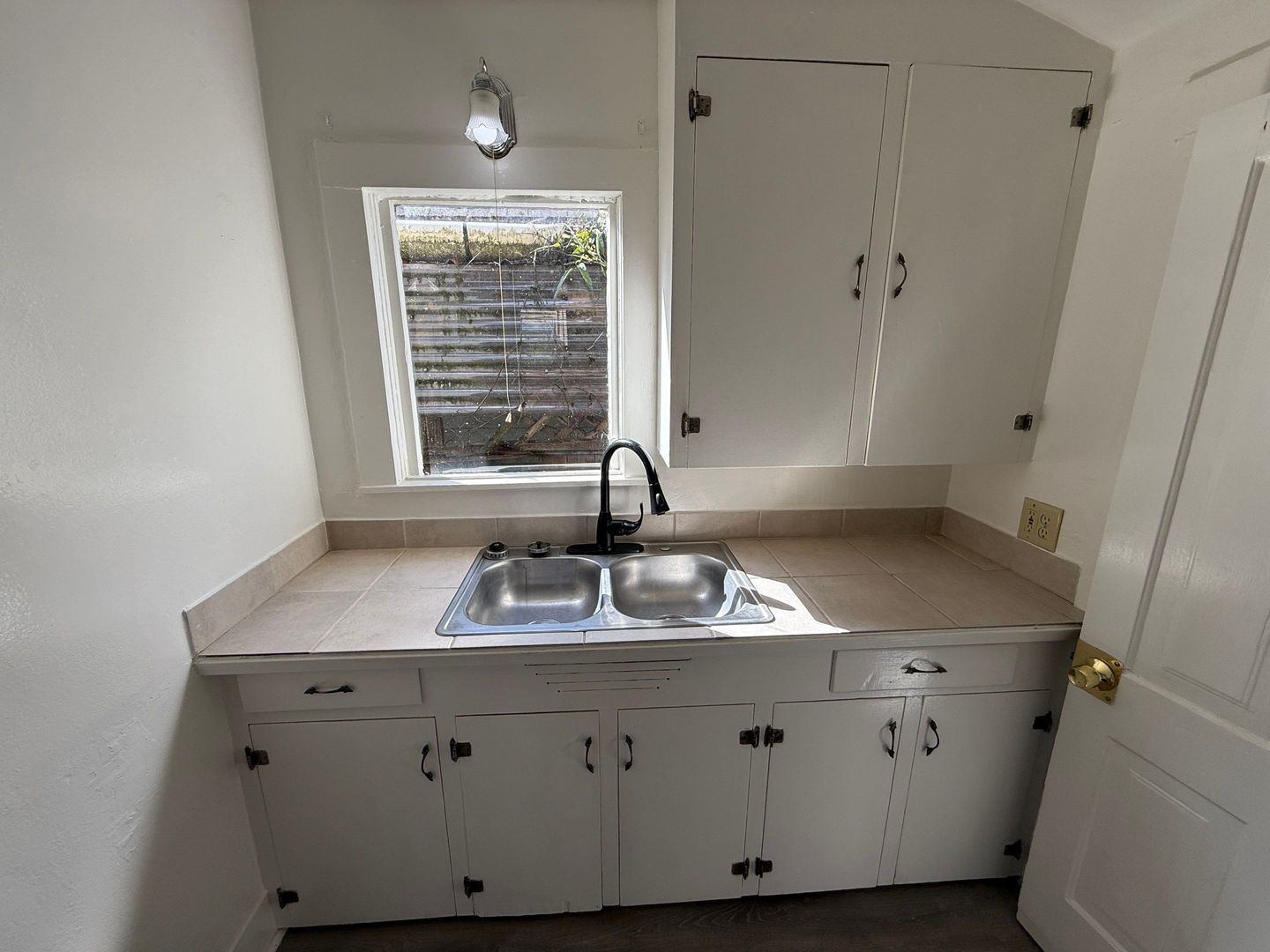 1/1 Historical Home in Oregon City, W/D Connections, Shed and Yard, AVAILABLE NOW! property image