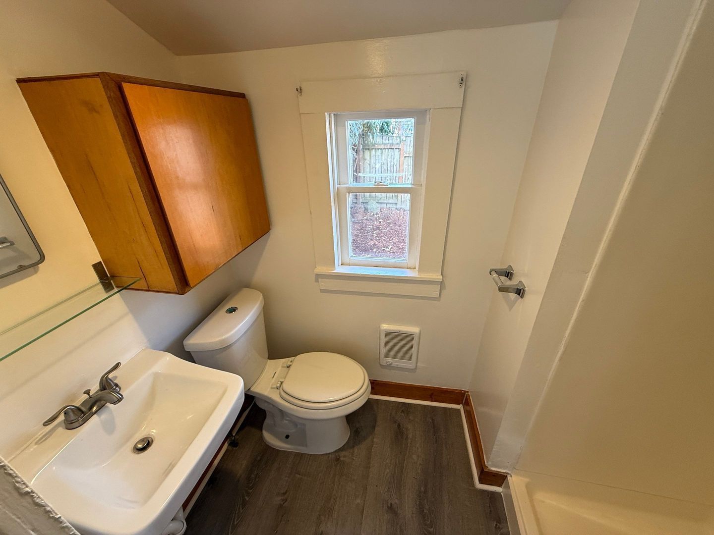 1/1 Historical Home in Oregon City, W/D Connections, Shed and Yard, AVAILABLE NOW! property image