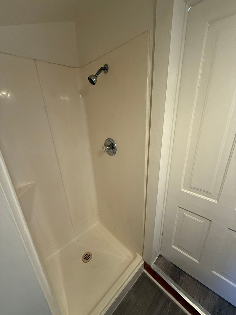 1/1 Historical Home in Oregon City, W/D Connections, Shed and Yard, AVAILABLE NOW! property image