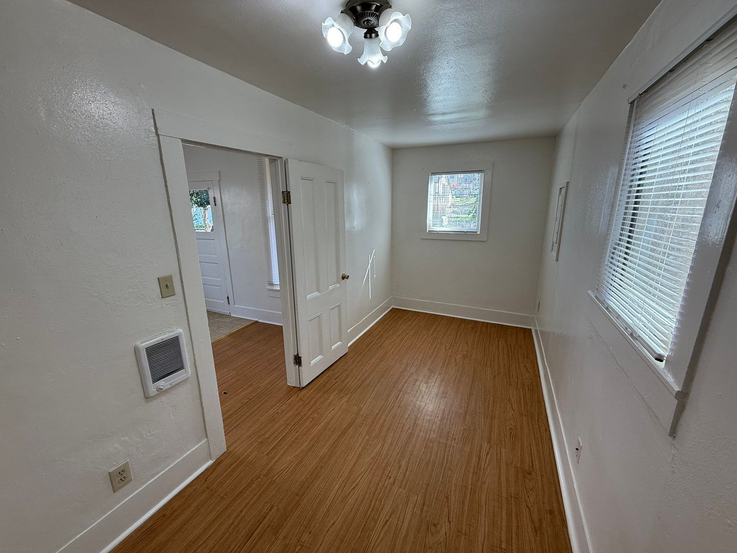 1/1 Historical Home in Oregon City, W/D Connections, Shed and Yard, AVAILABLE NOW! property image