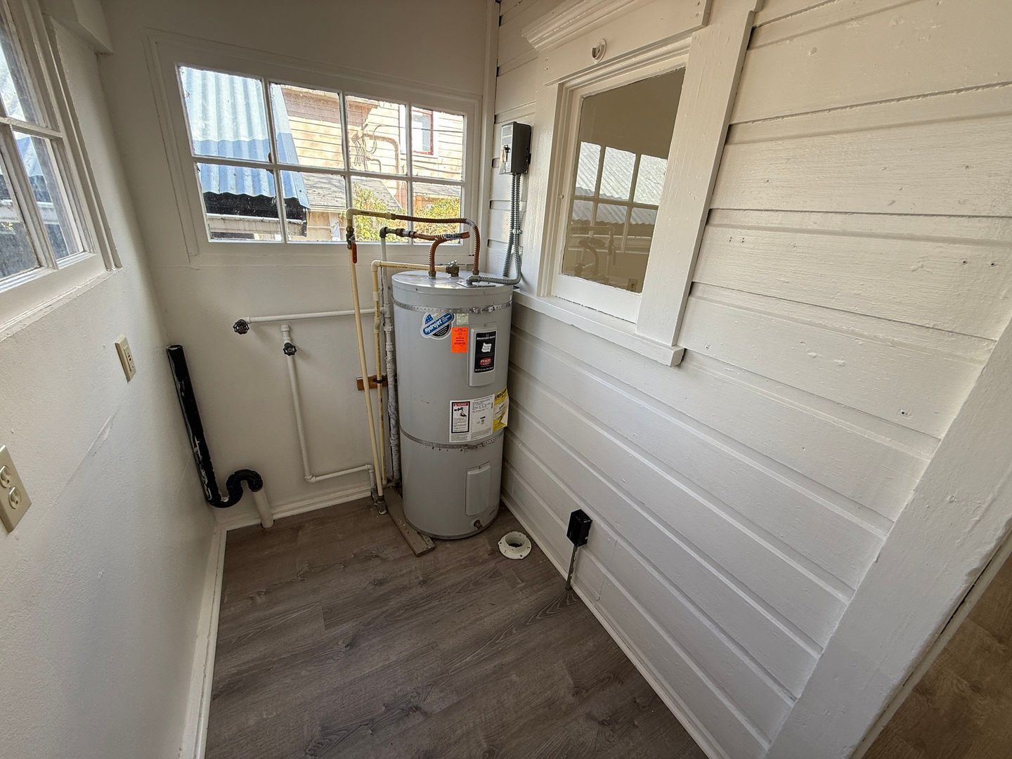 1/1 Historical Home in Oregon City, W/D Connections, Shed and Yard, AVAILABLE NOW! property image