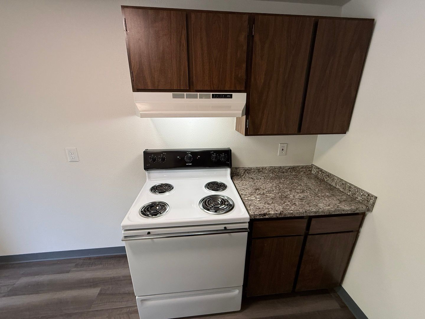 Corvallis Studio 1 Bath, 2nd Floor Unit, $70 Flat Fee for ALL Utilities AVAILABLE NOW! property image