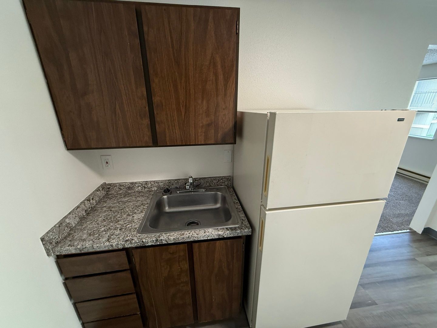 Corvallis Studio 1 Bath, 2nd Floor Unit, $70 Flat Fee for ALL Utilities AVAILABLE NOW! property image