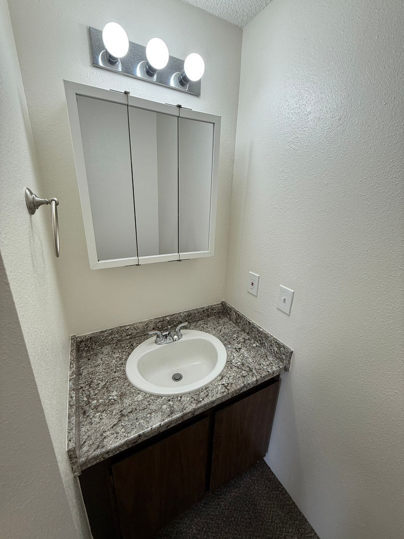 Corvallis Studio 1 Bath, 2nd Floor Unit, $70 Flat Fee for ALL Utilities AVAILABLE NOW! property image