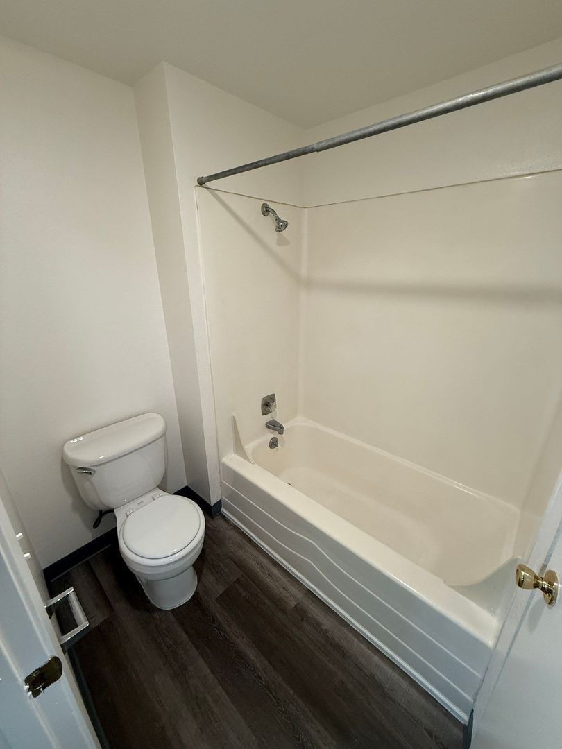Corvallis Studio 1 Bath, 2nd Floor Unit, $70 Flat Fee for ALL Utilities AVAILABLE NOW! property image
