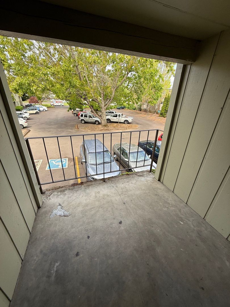 Corvallis Studio 1 Bath, 2nd Floor Unit, $70 Flat Fee for ALL Utilities AVAILABLE NOW! property image