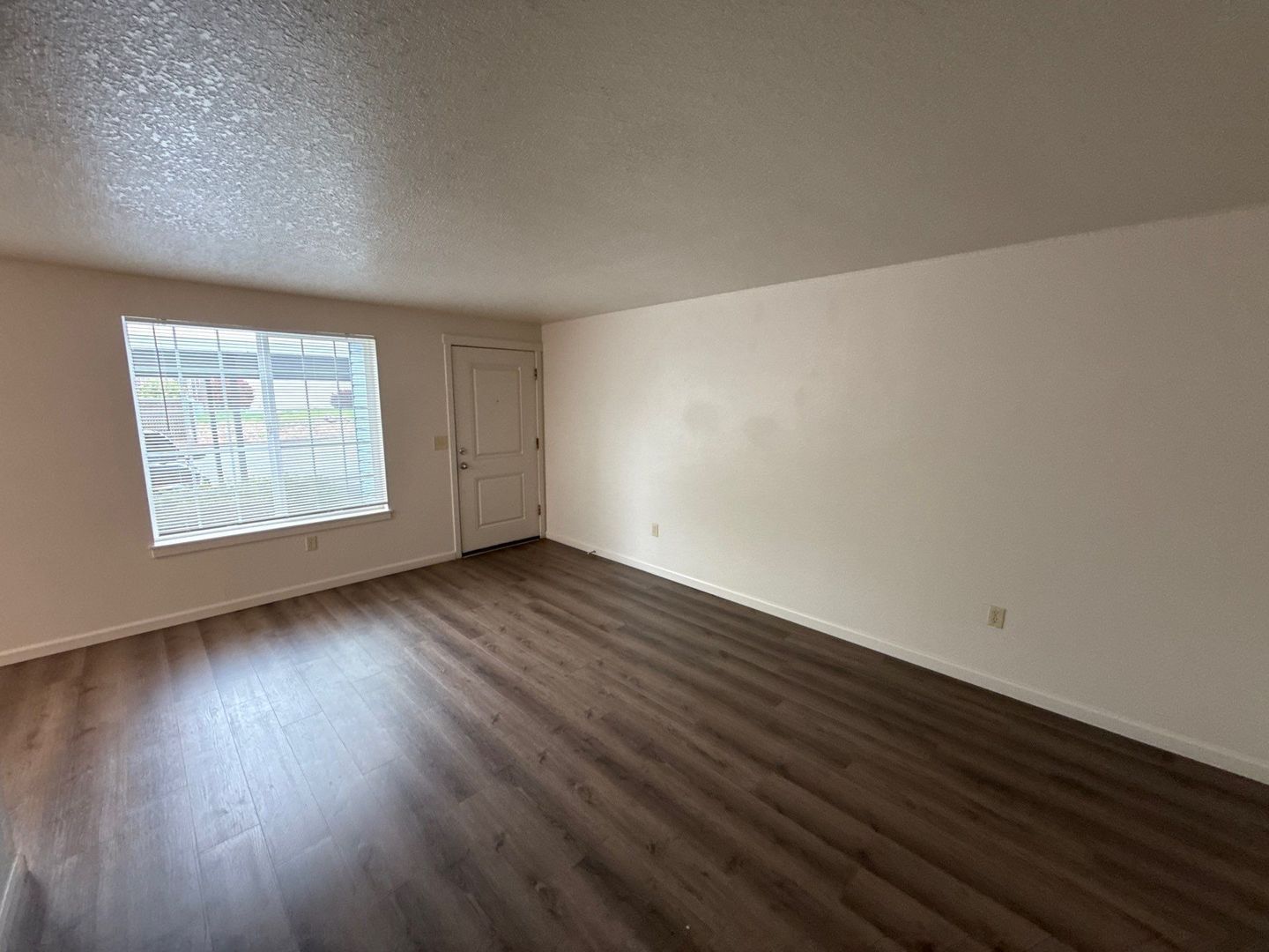 $1,395 First 3 Months, NE Silverton 2 Bed, 1 Bath, 1st Floor Apartment, Washer & Dryer Hookups, AVAILABLE NOW! property image