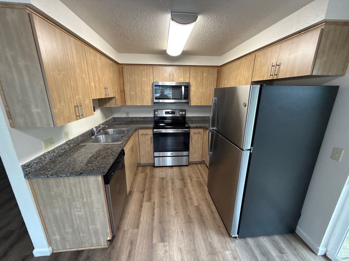 $1,395 First 3 Months, NE Silverton 2 Bed, 1 Bath, 1st Floor Apartment, Washer & Dryer Hookups, AVAILABLE NOW! property image