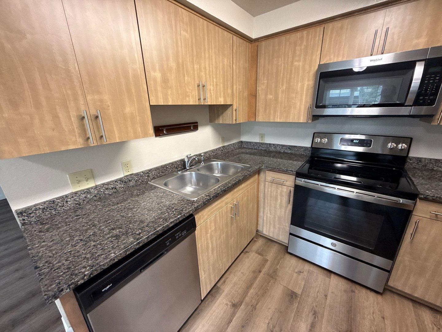 $1,395 First 3 Months, NE Silverton 2 Bed, 1 Bath, 1st Floor Apartment, Washer & Dryer Hookups, AVAILABLE NOW! property image
