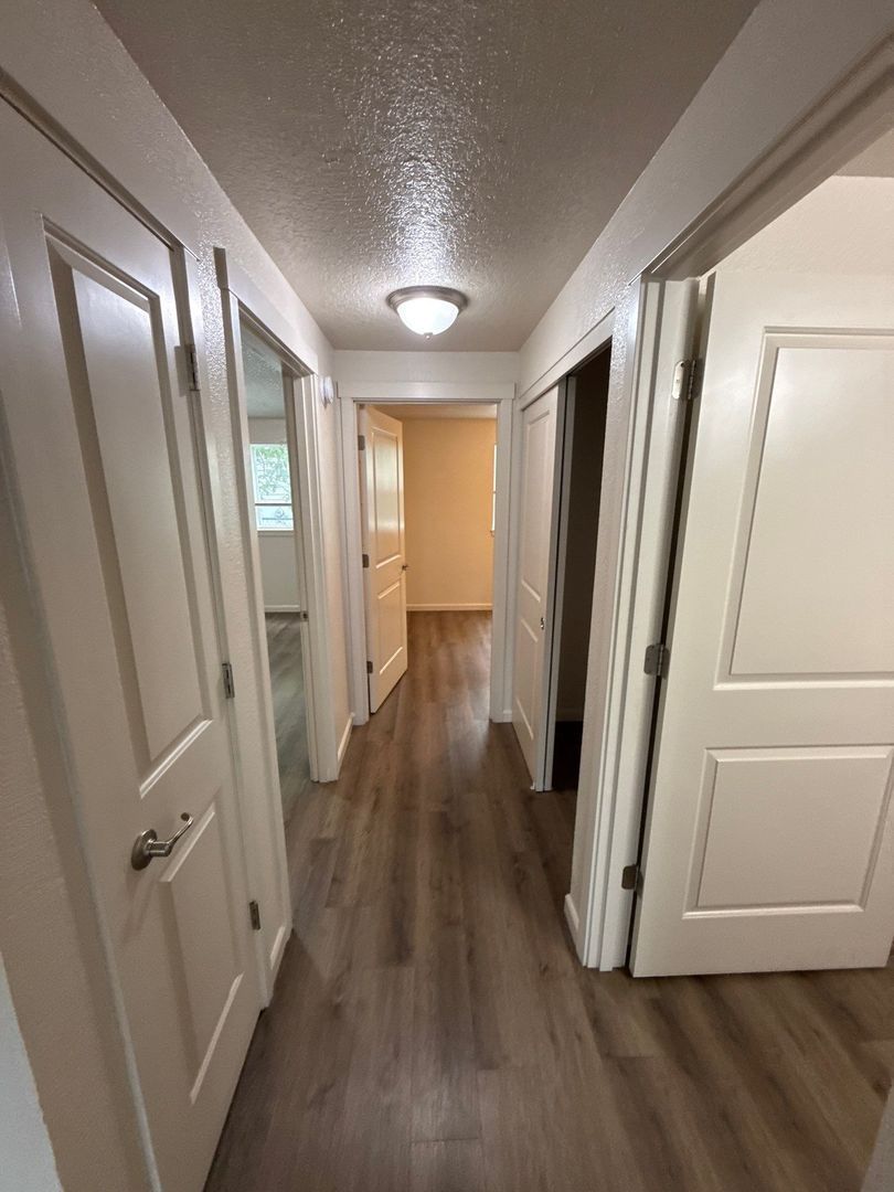 $1,395 First 3 Months, NE Silverton 2 Bed, 1 Bath, 1st Floor Apartment, Washer & Dryer Hookups, AVAILABLE NOW! property image