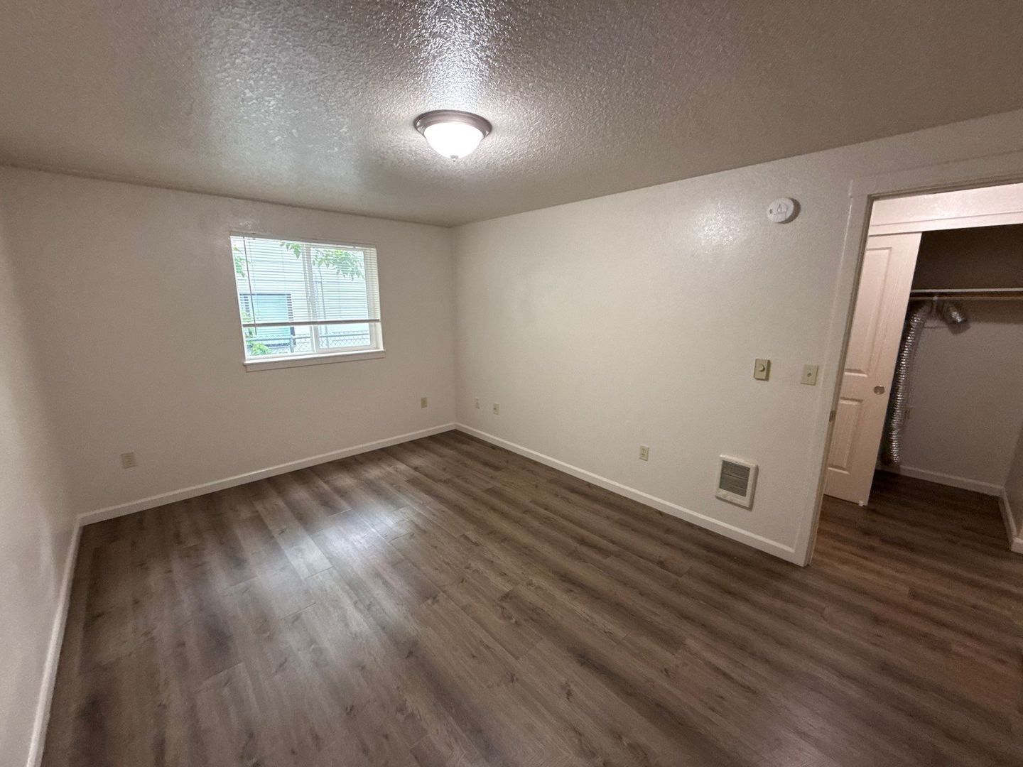 $1,395 First 3 Months, NE Silverton 2 Bed, 1 Bath, 1st Floor Apartment, Washer & Dryer Hookups, AVAILABLE NOW! property image