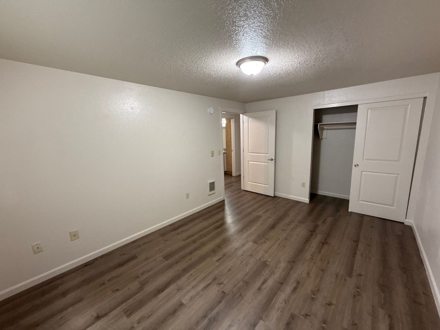 $1,395 First 3 Months, NE Silverton 2 Bed, 1 Bath, 1st Floor Apartment, Washer & Dryer Hookups, AVAILABLE NOW! property image