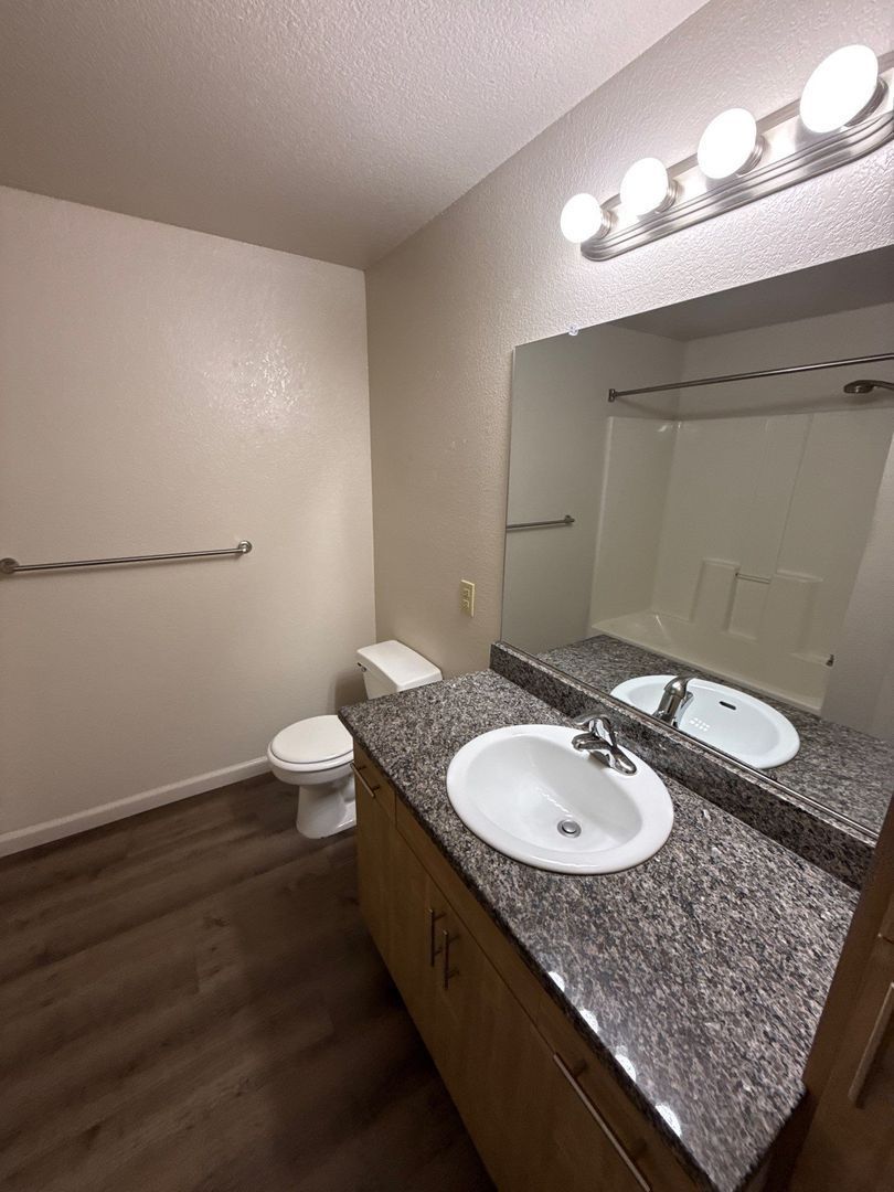 $1,395 First 3 Months, NE Silverton 2 Bed, 1 Bath, 1st Floor Apartment, Washer & Dryer Hookups, AVAILABLE NOW! property image