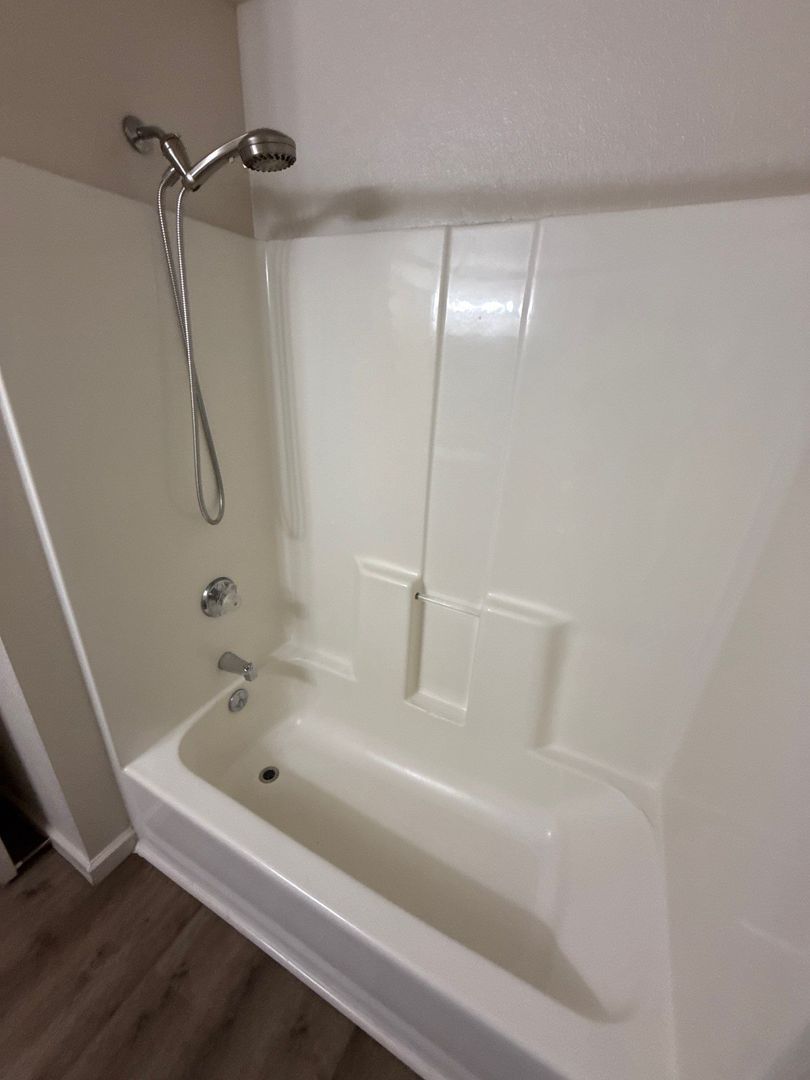 $1,395 First 3 Months, NE Silverton 2 Bed, 1 Bath, 1st Floor Apartment, Washer & Dryer Hookups, AVAILABLE NOW! property image