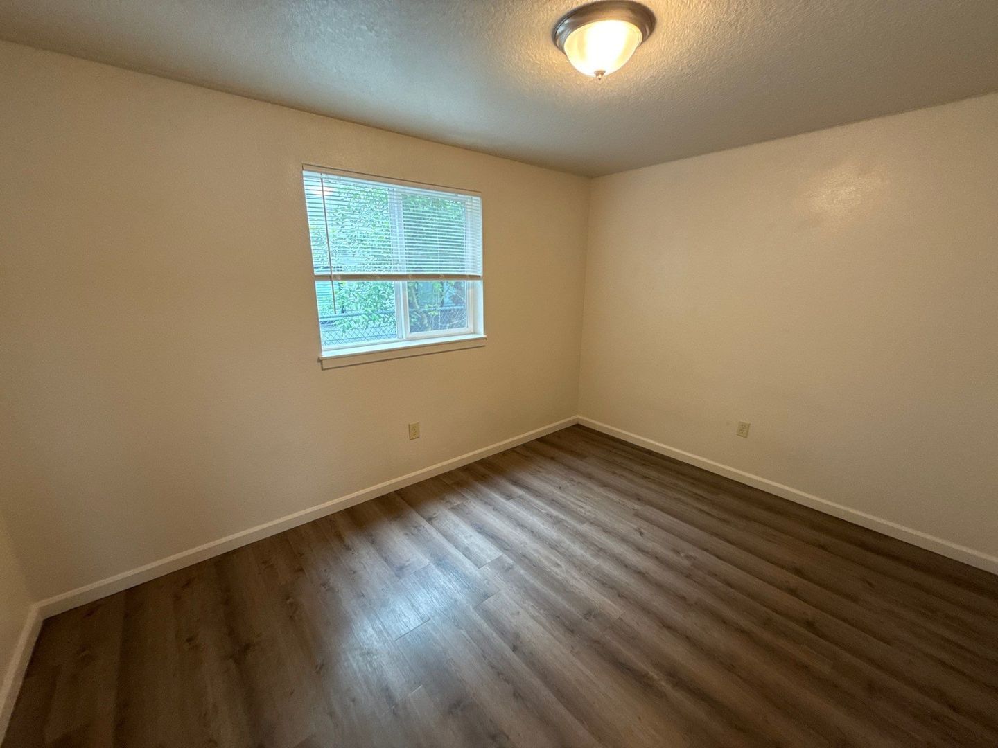 $1,395 First 3 Months, NE Silverton 2 Bed, 1 Bath, 1st Floor Apartment, Washer & Dryer Hookups, AVAILABLE NOW! property image