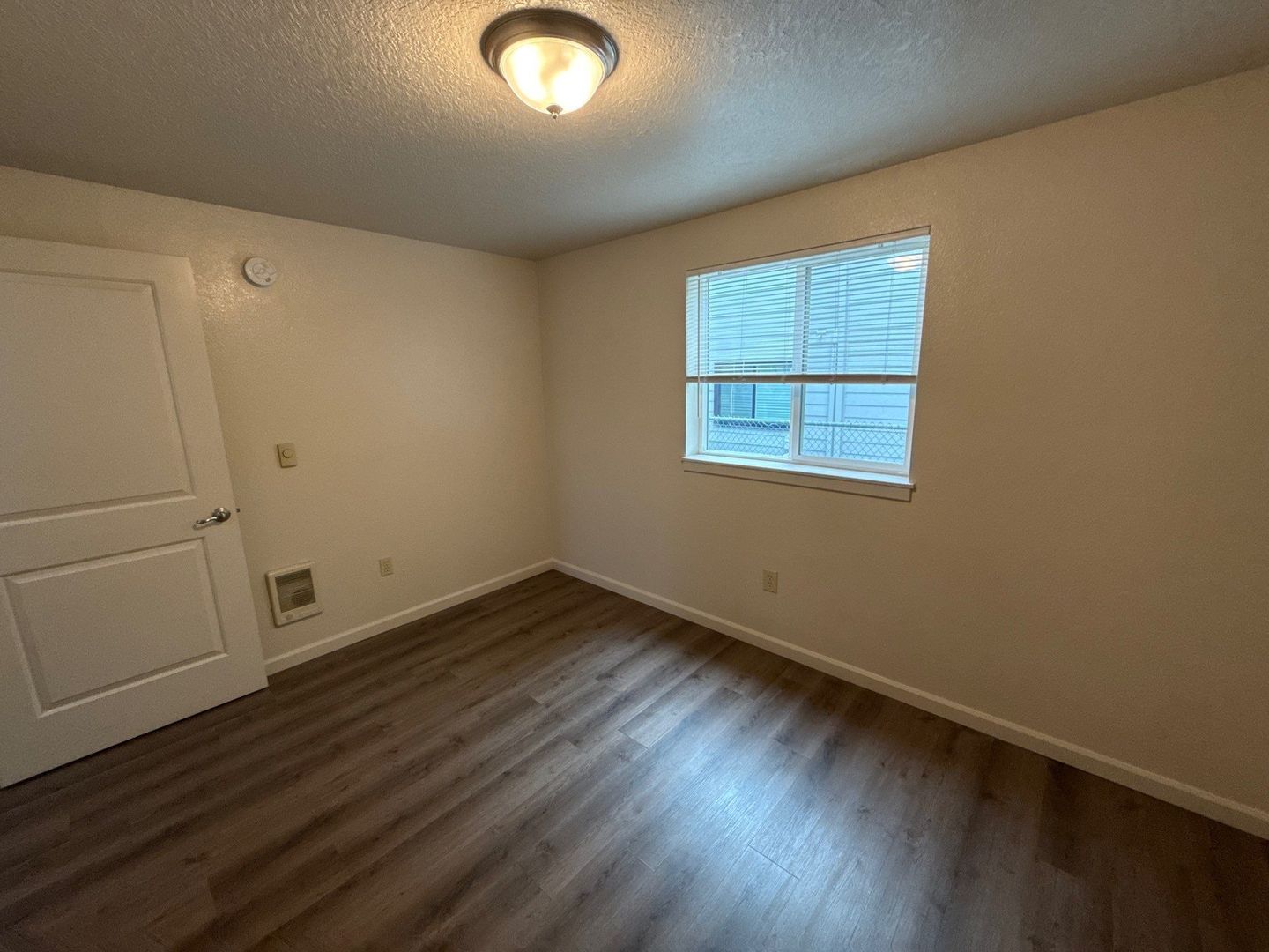 $1,395 First 3 Months, NE Silverton 2 Bed, 1 Bath, 1st Floor Apartment, Washer & Dryer Hookups, AVAILABLE NOW! property image