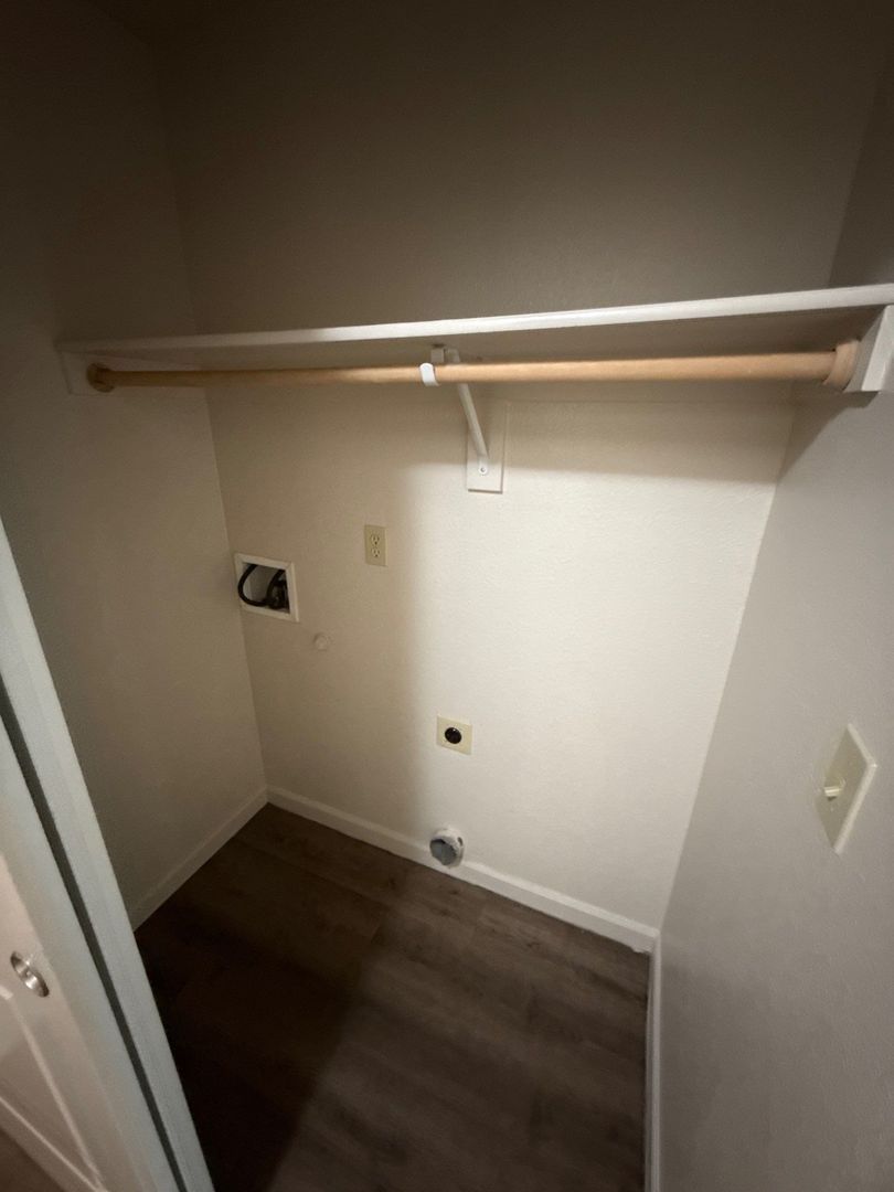 $1,395 First 3 Months, NE Silverton 2 Bed, 1 Bath, 1st Floor Apartment, Washer & Dryer Hookups, AVAILABLE NOW! property image
