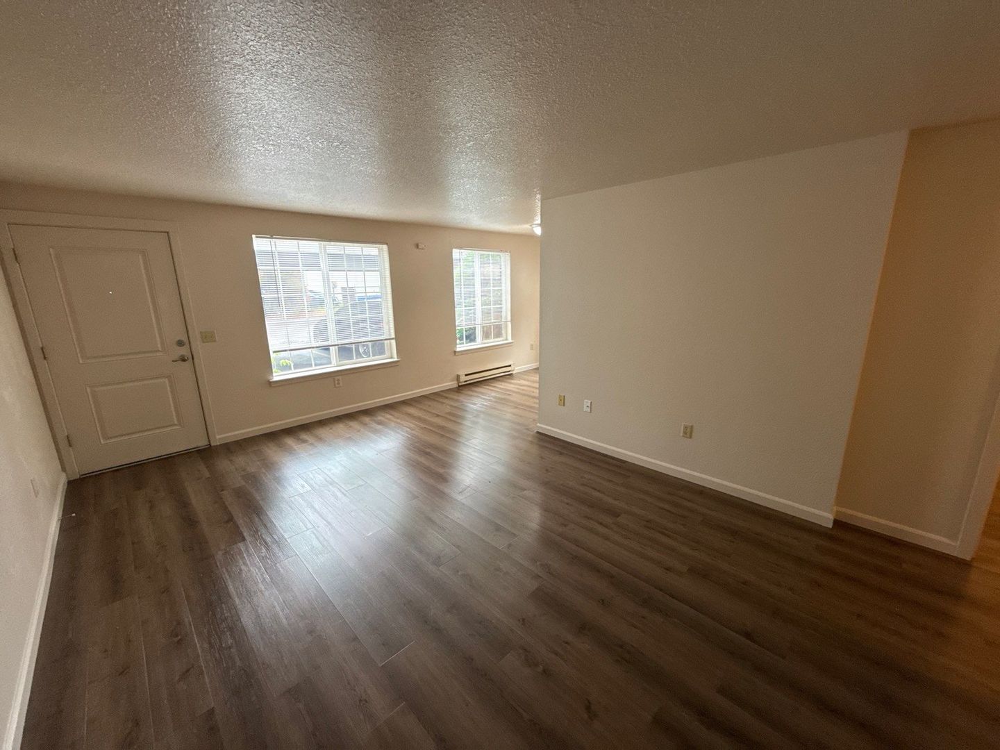 $1,395 First 3 Months, NE Silverton 2 Bed, 1 Bath, 1st Floor Apartment, Washer & Dryer Hookups, AVAILABLE NOW! property image