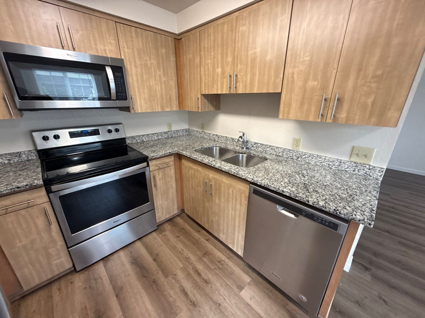$1,395 First 3 Months, NE Silverton 2 Bed, 1 Bath, 1st Floor Apartment, Washer & Dryer Hookups, AVAILABLE NOW! property image