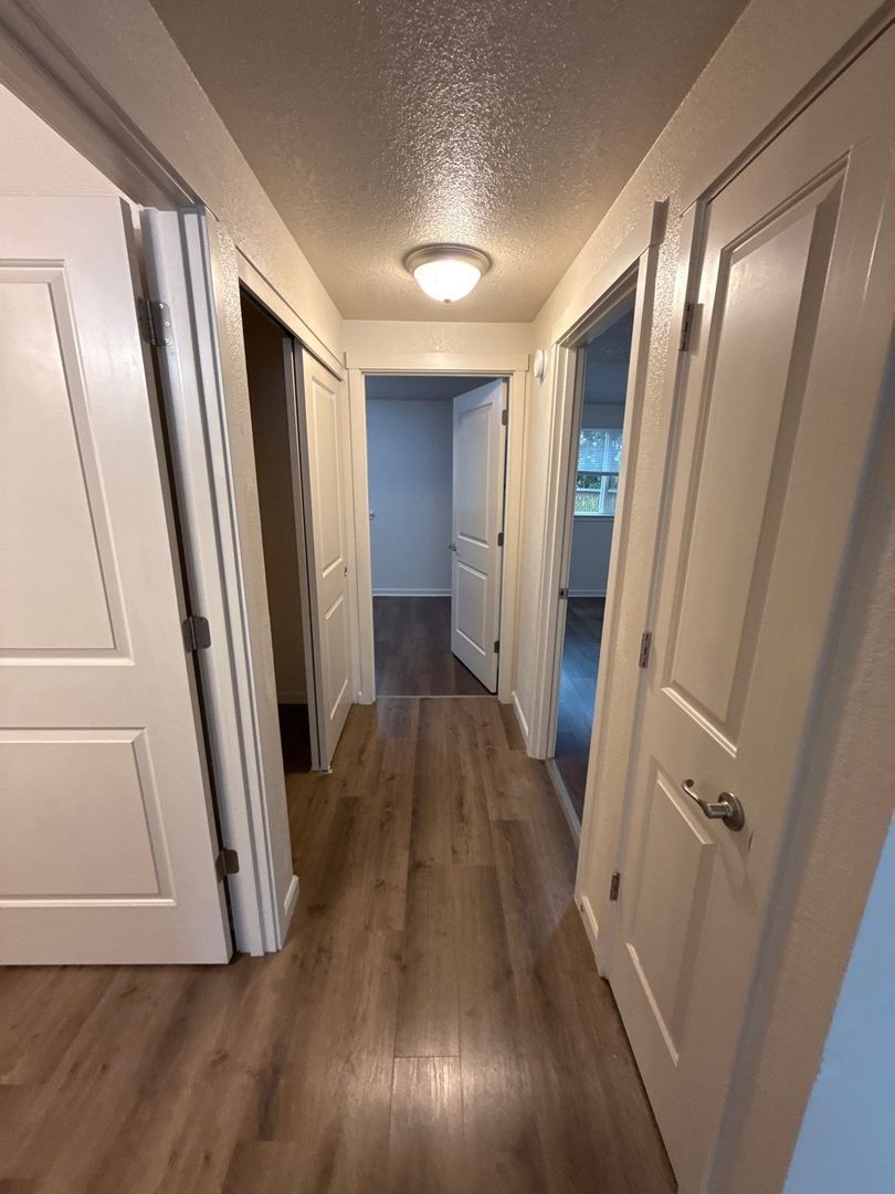 $1,395 First 3 Months, NE Silverton 2 Bed, 1 Bath, 1st Floor Apartment, Washer & Dryer Hookups, AVAILABLE NOW! property image