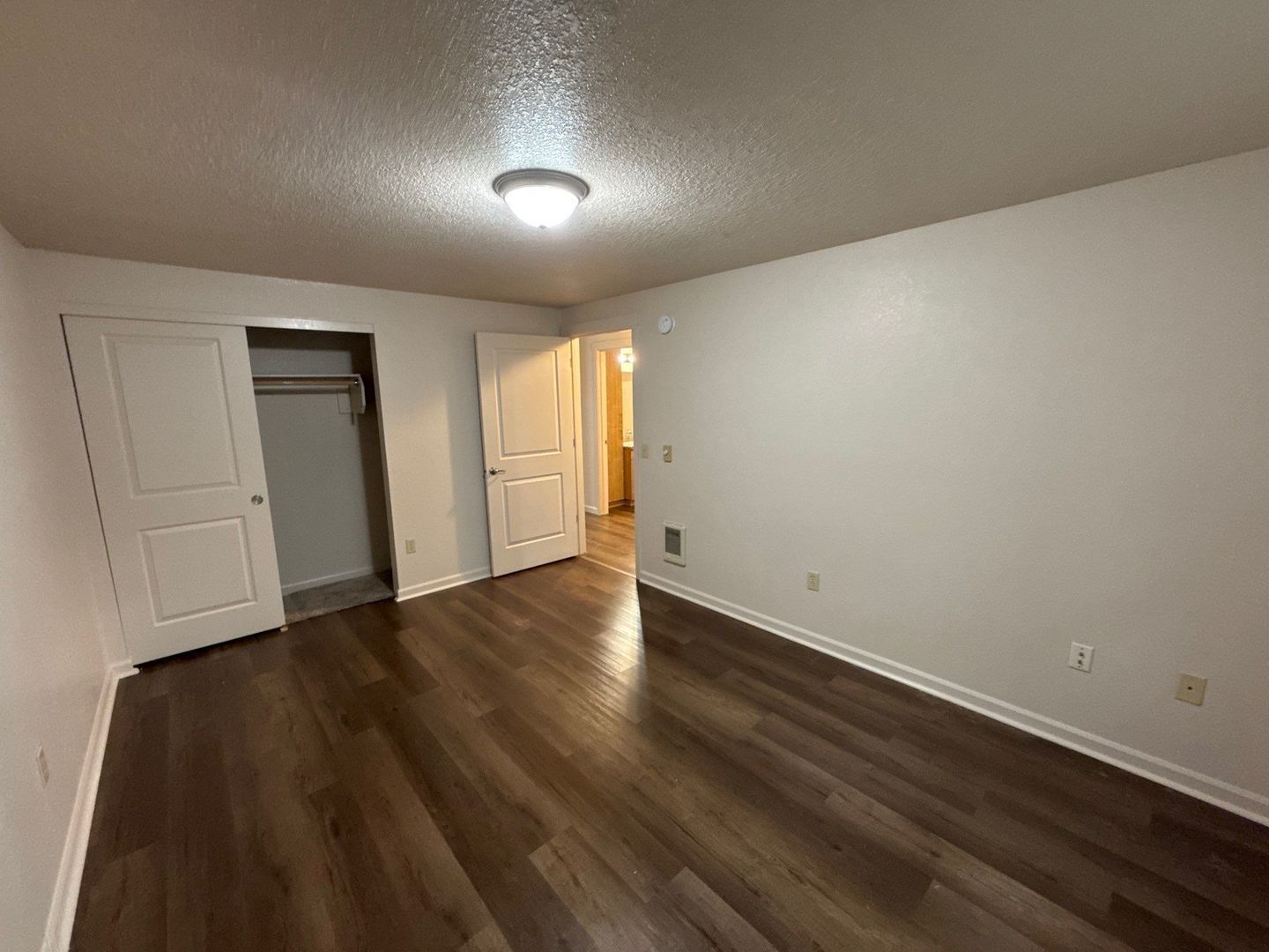 $1,395 First 3 Months, NE Silverton 2 Bed, 1 Bath, 1st Floor Apartment, Washer & Dryer Hookups, AVAILABLE NOW! property image