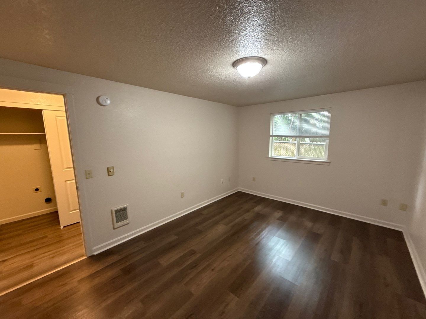 $1,395 First 3 Months, NE Silverton 2 Bed, 1 Bath, 1st Floor Apartment, Washer & Dryer Hookups, AVAILABLE NOW! property image