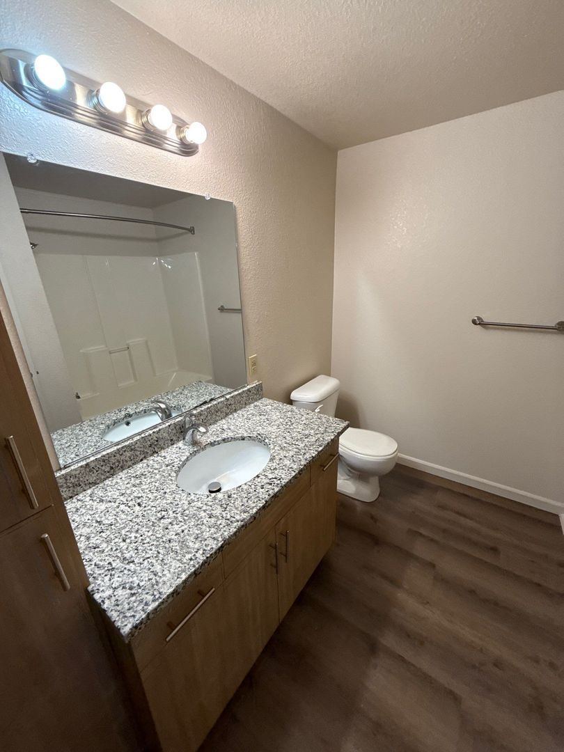 $1,395 First 3 Months, NE Silverton 2 Bed, 1 Bath, 1st Floor Apartment, Washer & Dryer Hookups, AVAILABLE NOW! property image