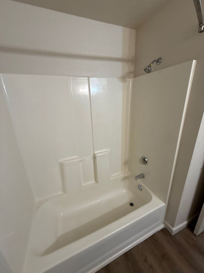 $1,395 First 3 Months, NE Silverton 2 Bed, 1 Bath, 1st Floor Apartment, Washer & Dryer Hookups, AVAILABLE NOW! property image