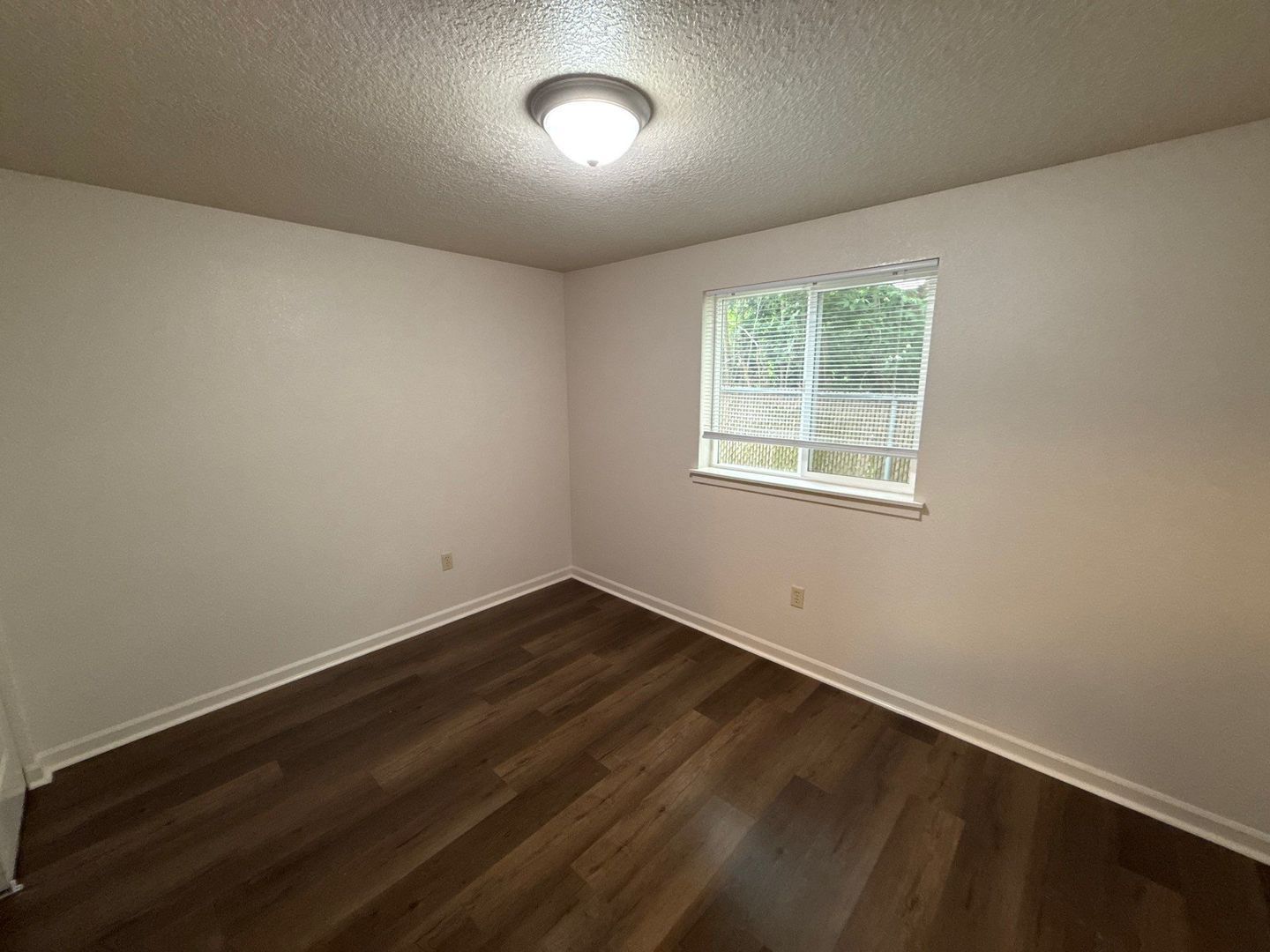 $1,395 First 3 Months, NE Silverton 2 Bed, 1 Bath, 1st Floor Apartment, Washer & Dryer Hookups, AVAILABLE NOW! property image