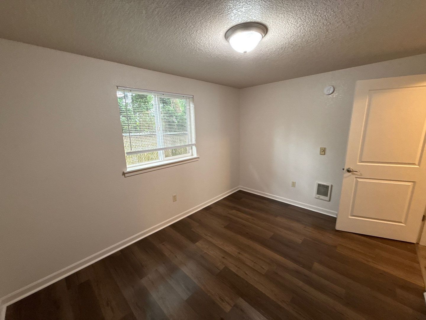 $1,395 First 3 Months, NE Silverton 2 Bed, 1 Bath, 1st Floor Apartment, Washer & Dryer Hookups, AVAILABLE NOW! property image