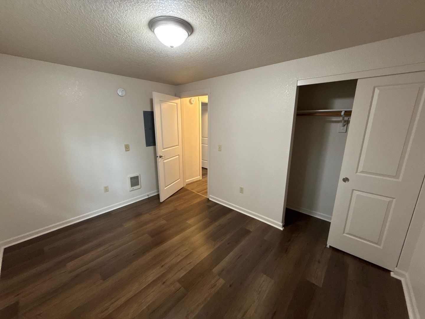 $1,395 First 3 Months, NE Silverton 2 Bed, 1 Bath, 1st Floor Apartment, Washer & Dryer Hookups, AVAILABLE NOW! property image