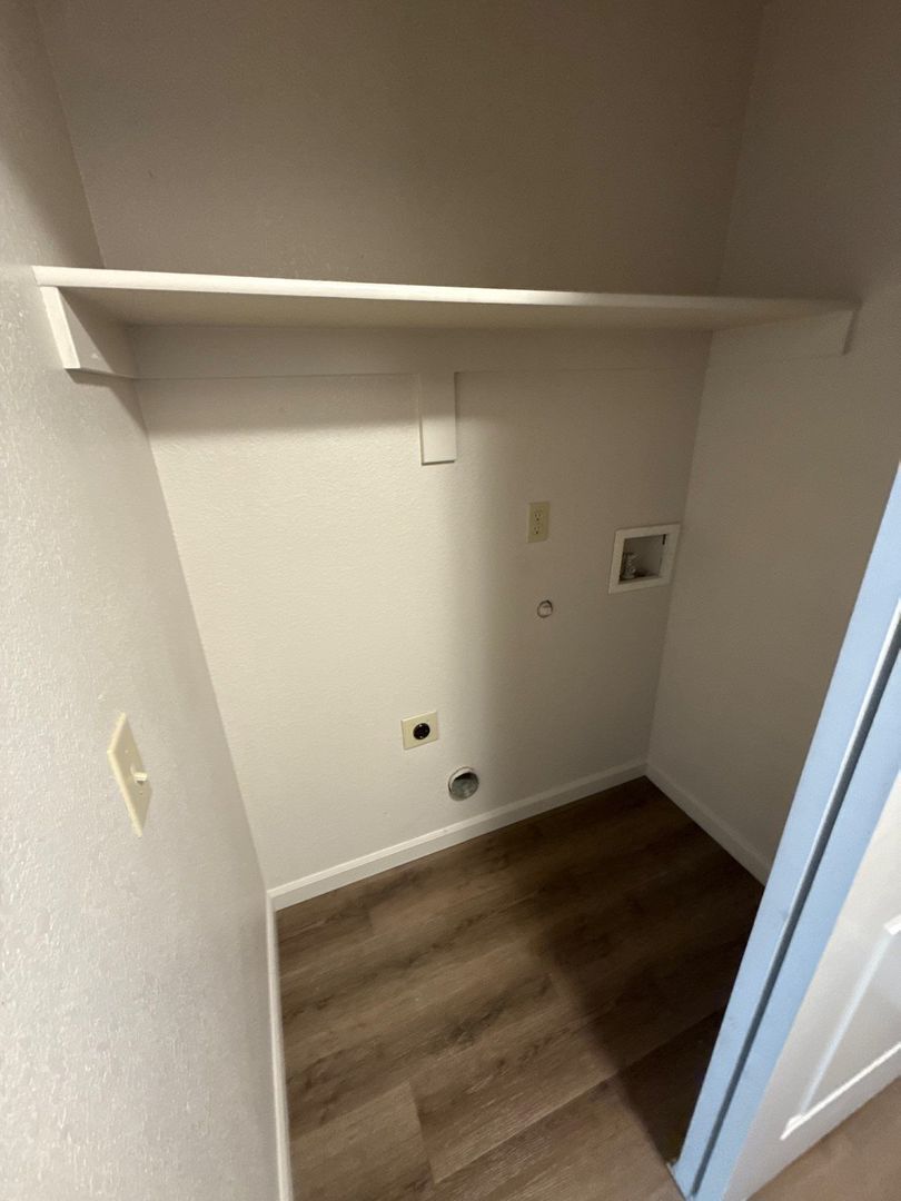 $1,395 First 3 Months, NE Silverton 2 Bed, 1 Bath, 1st Floor Apartment, Washer & Dryer Hookups, AVAILABLE NOW! property image