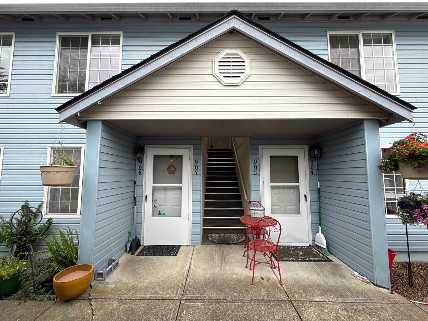 $1,395 First 3 Months, NE Silverton 2 Bed 1 Bath 2nd Floor Apartment, Washer & Dryer Hookups, W/S/G Paid, AVAILABLE NOW! property image
