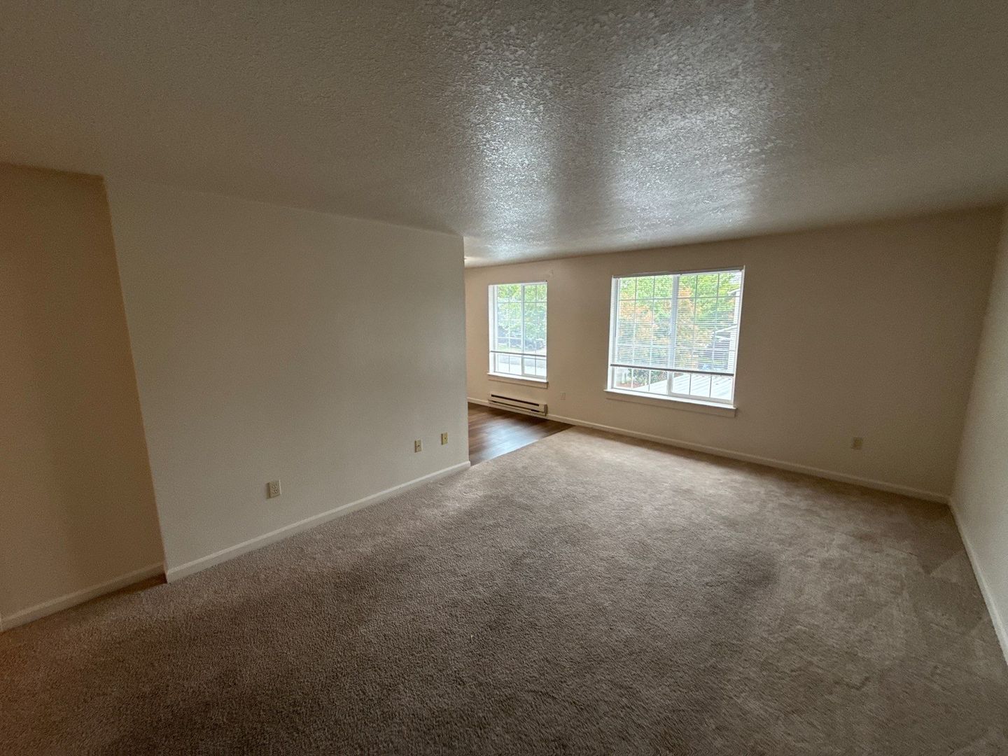 $1,395 First 3 Months, NE Silverton 2 Bed 1 Bath 2nd Floor Apartment, Washer & Dryer Hookups, W/S/G Paid, AVAILABLE NOW! property image
