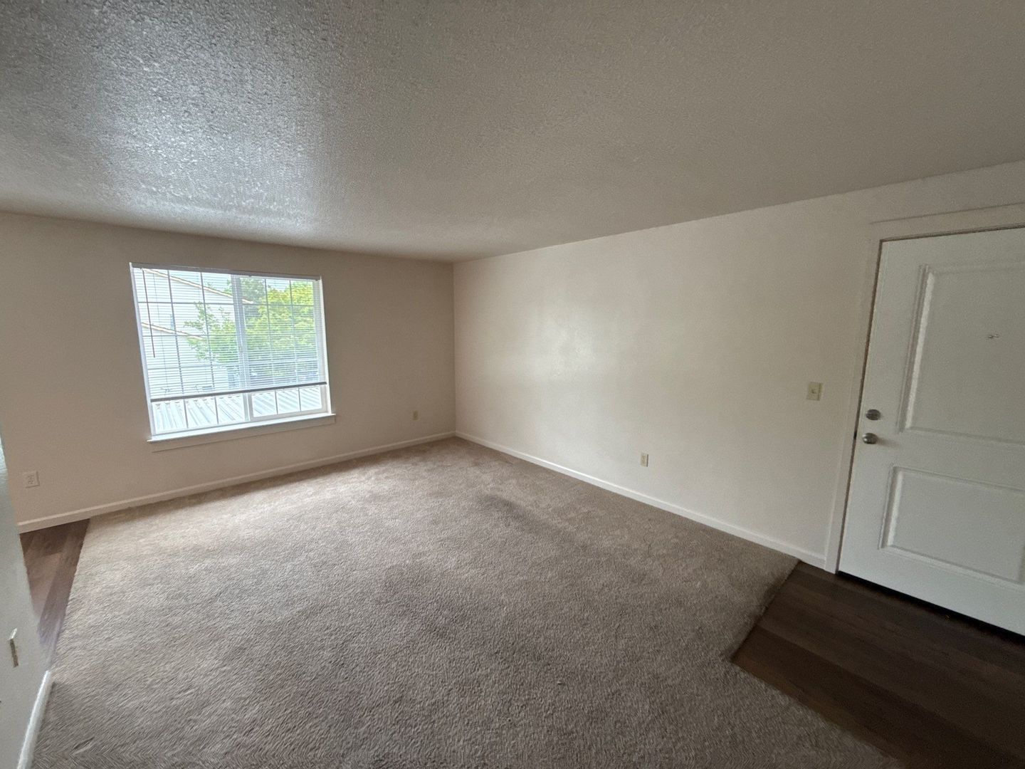$1,395 First 3 Months, NE Silverton 2 Bed 1 Bath 2nd Floor Apartment, Washer & Dryer Hookups, W/S/G Paid, AVAILABLE NOW! property image