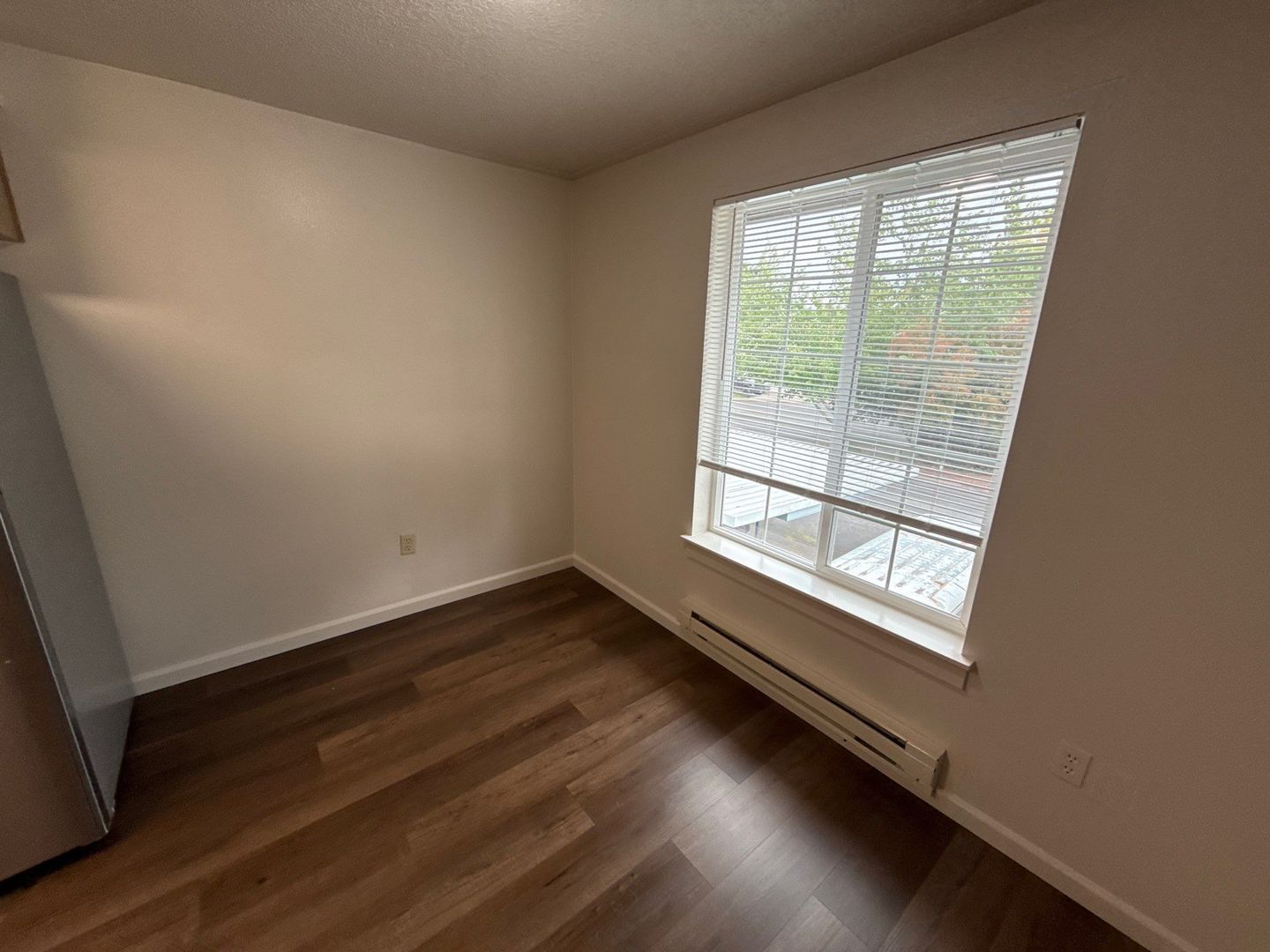 $1,395 First 3 Months, NE Silverton 2 Bed 1 Bath 2nd Floor Apartment, Washer & Dryer Hookups, W/S/G Paid, AVAILABLE NOW! property image