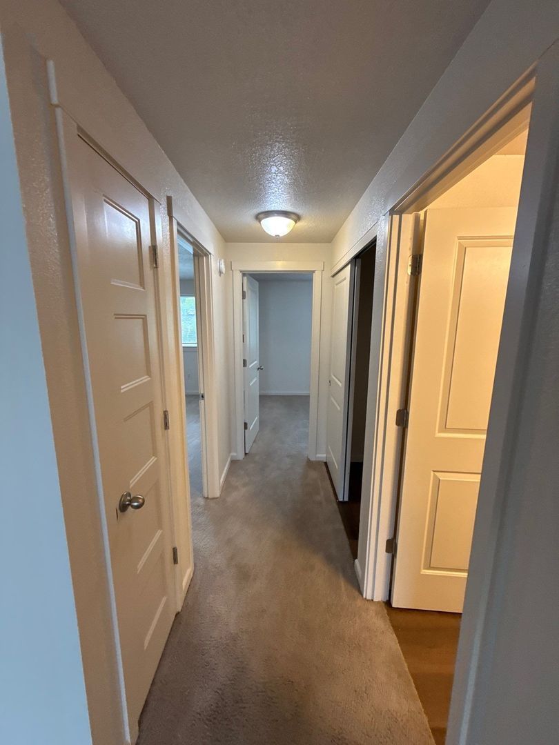 $1,395 First 3 Months, NE Silverton 2 Bed 1 Bath 2nd Floor Apartment, Washer & Dryer Hookups, W/S/G Paid, AVAILABLE NOW! property image