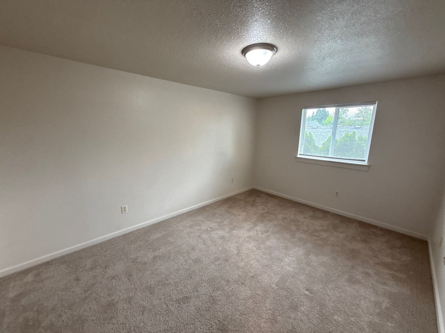 $1,395 First 3 Months, NE Silverton 2 Bed 1 Bath 2nd Floor Apartment, Washer & Dryer Hookups, W/S/G Paid, AVAILABLE NOW! property image