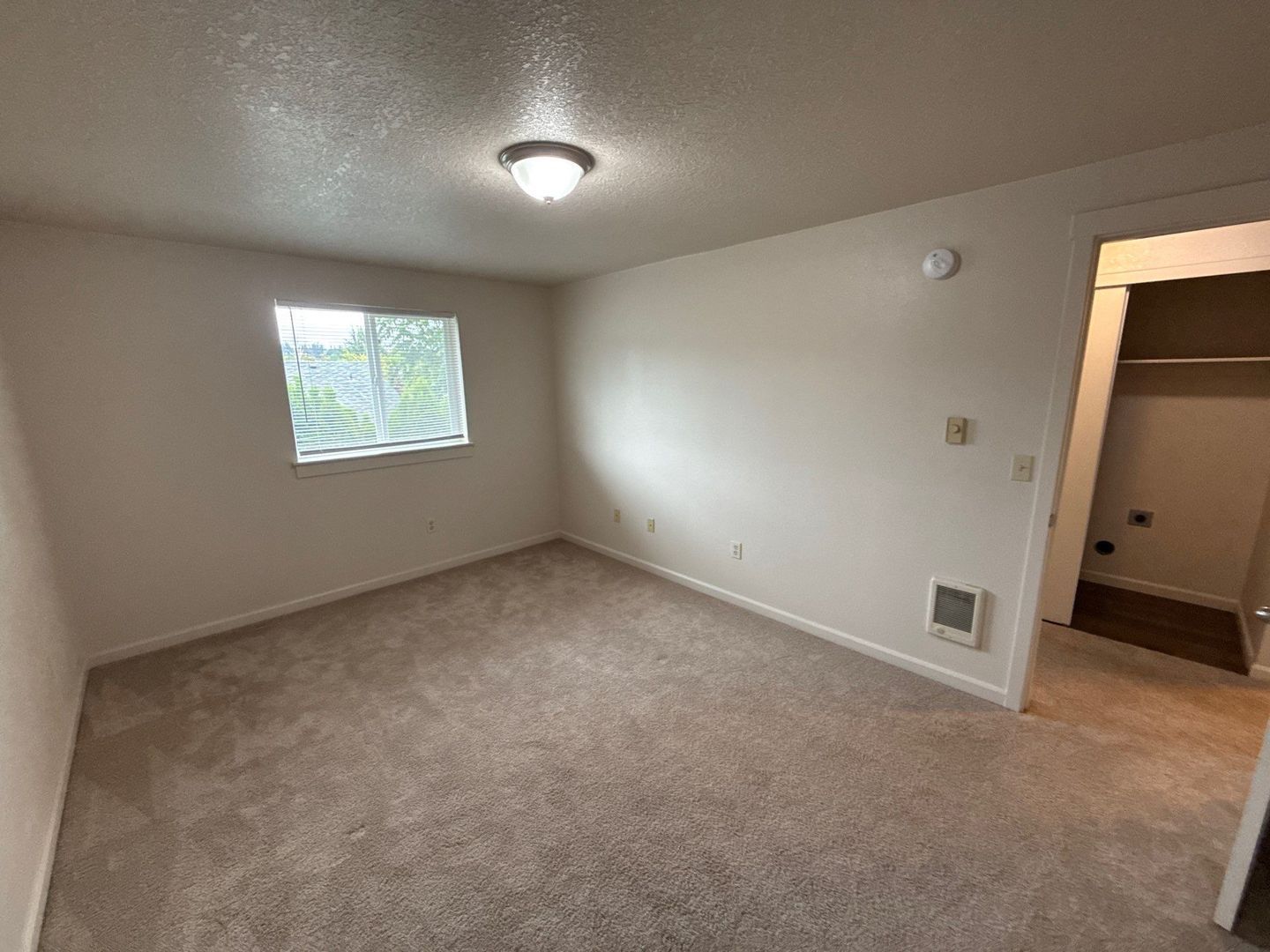 $1,395 First 3 Months, NE Silverton 2 Bed 1 Bath 2nd Floor Apartment, Washer & Dryer Hookups, W/S/G Paid, AVAILABLE NOW! property image
