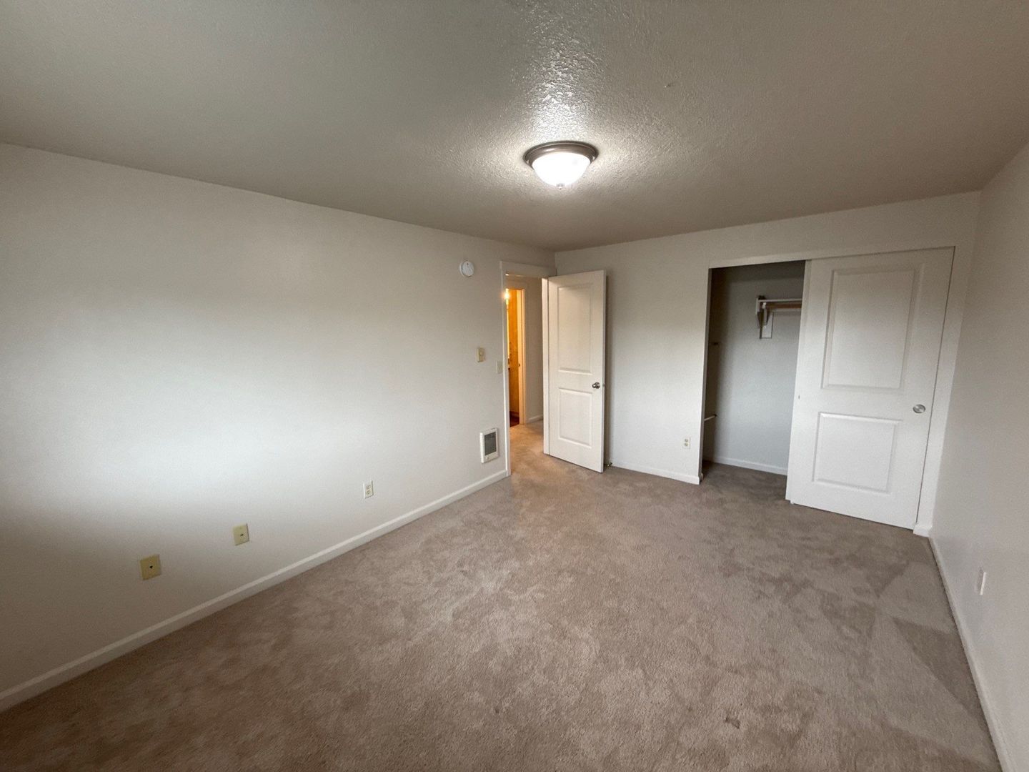 $1,395 First 3 Months, NE Silverton 2 Bed 1 Bath 2nd Floor Apartment, Washer & Dryer Hookups, W/S/G Paid, AVAILABLE NOW! property image