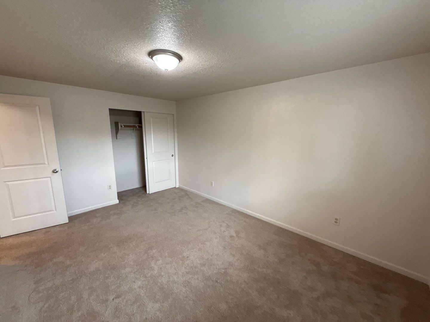 $1,395 First 3 Months, NE Silverton 2 Bed 1 Bath 2nd Floor Apartment, Washer & Dryer Hookups, W/S/G Paid, AVAILABLE NOW! property image