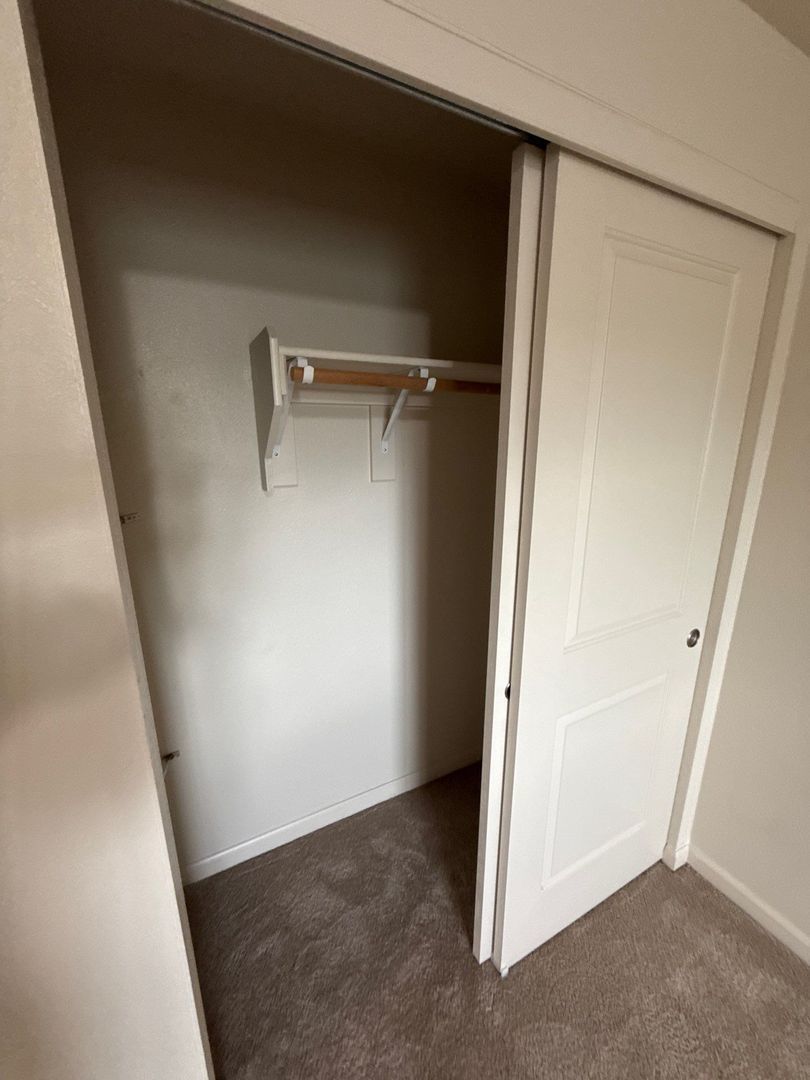 $1,395 First 3 Months, NE Silverton 2 Bed 1 Bath 2nd Floor Apartment, Washer & Dryer Hookups, W/S/G Paid, AVAILABLE NOW! property image